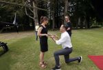 Zeist 8 juli 2021
Bas Nijhuis vraagt zijn vriendin Chantal ten huwelijk. Chantal kwam met een helicopter naar slot Zeist gevlogen. Wolter Kroes zong ze toe.