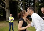 Zeist 8 juli 2021
Bas Nijhuis vraagt zijn vriendin Chantal ten huwelijk. Chantal kwam met een helicopter naar slot Zeist gevlogen. Wolter Kroes zong ze toe.