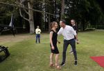 Zeist 8 juli 2021
Bas Nijhuis vraagt zijn vriendin Chantal ten huwelijk. Chantal kwam met een helicopter naar slot Zeist gevlogen. Wolter Kroes zong ze toe.