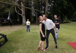 Zeist 8 juli 2021
Bas Nijhuis vraagt zijn vriendin Chantal ten huwelijk. Chantal kwam met een helicopter naar slot Zeist gevlogen. Wolter Kroes zong ze toe.