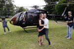 Zeist 8 juli 2021
Bas Nijhuis vraagt zijn vriendin Chantal ten huwelijk. Chantal kwam met een helicopter naar slot Zeist gevlogen. Wolter Kroes zong ze toe.