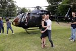 Zeist 8 juli 2021
Bas Nijhuis vraagt zijn vriendin Chantal ten huwelijk. Chantal kwam met een helicopter naar slot Zeist gevlogen. Wolter Kroes zong ze toe.