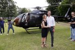 Zeist 8 juli 2021
Bas Nijhuis vraagt zijn vriendin Chantal ten huwelijk. Chantal kwam met een helicopter naar slot Zeist gevlogen. Wolter Kroes zong ze toe.