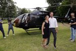 Zeist 8 juli 2021
Bas Nijhuis vraagt zijn vriendin Chantal ten huwelijk. Chantal kwam met een helicopter naar slot Zeist gevlogen. Wolter Kroes zong ze toe.
