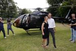 Zeist 8 juli 2021
Bas Nijhuis vraagt zijn vriendin Chantal ten huwelijk. Chantal kwam met een helicopter naar slot Zeist gevlogen. Wolter Kroes zong ze toe.