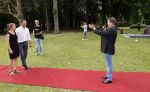 Zeist 8 juli 2021
Bas Nijhuis vraagt zijn vriendin Chantal ten huwelijk. Chantal kwam met een helicopter naar slot Zeist gevlogen. Wolter Kroes zong ze toe.