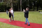 Zeist 8 juli 2021
Bas Nijhuis vraagt zijn vriendin Chantal ten huwelijk. Chantal kwam met een helicopter naar slot Zeist gevlogen. Wolter Kroes zong ze toe.