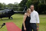Zeist 8 juli 2021
Bas Nijhuis vraagt zijn vriendin Chantal ten huwelijk. Chantal kwam met een helicopter naar slot Zeist gevlogen. Wolter Kroes zong ze toe.