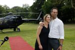 Zeist 8 juli 2021
Bas Nijhuis vraagt zijn vriendin Chantal ten huwelijk. Chantal kwam met een helicopter naar slot Zeist gevlogen. Wolter Kroes zong ze toe.