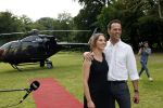 Zeist 8 juli 2021
Bas Nijhuis vraagt zijn vriendin Chantal ten huwelijk. Chantal kwam met een helicopter naar slot Zeist gevlogen. Wolter Kroes zong ze toe.