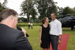 Zeist 8 juli 2021
Bas Nijhuis vraagt zijn vriendin Chantal ten huwelijk. Chantal kwam met een helicopter naar slot Zeist gevlogen. Wolter Kroes zong ze toe.