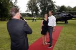 Zeist 8 juli 2021
Bas Nijhuis vraagt zijn vriendin Chantal ten huwelijk. Chantal kwam met een helicopter naar slot Zeist gevlogen. Wolter Kroes zong ze toe.