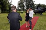 Zeist 8 juli 2021
Bas Nijhuis vraagt zijn vriendin Chantal ten huwelijk. Chantal kwam met een helicopter naar slot Zeist gevlogen. Wolter Kroes zong ze toe.