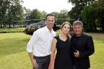 Zeist 8 juli 2021
Bas Nijhuis vraagt zijn vriendin Chantal ten huwelijk. Chantal kwam met een helicopter naar slot Zeist gevlogen. Wolter Kroes zong ze toe.