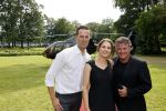 Zeist 8 juli 2021
Bas Nijhuis vraagt zijn vriendin Chantal ten huwelijk. Chantal kwam met een helicopter naar slot Zeist gevlogen. Wolter Kroes zong ze toe.