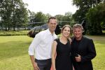 Zeist 8 juli 2021
Bas Nijhuis vraagt zijn vriendin Chantal ten huwelijk. Chantal kwam met een helicopter naar slot Zeist gevlogen. Wolter Kroes zong ze toe.