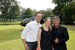 Zeist 8 juli 2021
Bas Nijhuis vraagt zijn vriendin Chantal ten huwelijk. Chantal kwam met een helicopter naar slot Zeist gevlogen. Wolter Kroes zong ze toe.