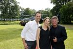 Zeist 8 juli 2021
Bas Nijhuis vraagt zijn vriendin Chantal ten huwelijk. Chantal kwam met een helicopter naar slot Zeist gevlogen. Wolter Kroes zong ze toe.