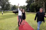 Zeist 8 juli 2021
Bas Nijhuis vraagt zijn vriendin Chantal ten huwelijk. Chantal kwam met een helicopter naar slot Zeist gevlogen. Wolter Kroes zong ze toe.