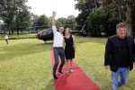 Zeist 8 juli 2021
Bas Nijhuis vraagt zijn vriendin Chantal ten huwelijk. Chantal kwam met een helicopter naar slot Zeist gevlogen. Wolter Kroes zong ze toe.