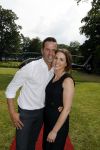 Zeist 8 juli 2021
Bas Nijhuis vraagt zijn vriendin Chantal ten huwelijk. Chantal kwam met een helicopter naar slot Zeist gevlogen. Wolter Kroes zong ze toe.