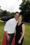 Zeist 8 juli 2021
Bas Nijhuis vraagt zijn vriendin Chantal ten huwelijk. Chantal kwam met een helicopter naar slot Zeist gevlogen. Wolter Kroes zong ze toe.