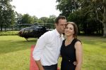 Zeist 8 juli 2021
Bas Nijhuis vraagt zijn vriendin Chantal ten huwelijk. Chantal kwam met een helicopter naar slot Zeist gevlogen. Wolter Kroes zong ze toe.
