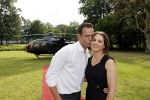 Zeist 8 juli 2021
Bas Nijhuis vraagt zijn vriendin Chantal ten huwelijk. Chantal kwam met een helicopter naar slot Zeist gevlogen. Wolter Kroes zong ze toe.