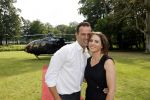 Zeist 8 juli 2021
Bas Nijhuis vraagt zijn vriendin Chantal ten huwelijk. Chantal kwam met een helicopter naar slot Zeist gevlogen. Wolter Kroes zong ze toe.