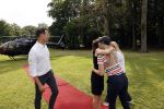 Zeist 8 juli 2021
Bas Nijhuis vraagt zijn vriendin Chantal ten huwelijk. Chantal kwam met een helicopter naar slot Zeist gevlogen. Wolter Kroes zong ze toe.