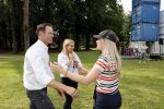 Zeist 8 juli 2021
Bas Nijhuis vraagt zijn vriendin Chantal ten huwelijk. Chantal kwam met een helicopter naar slot Zeist gevlogen. Wolter Kroes zong ze toe.