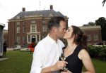 Zeist 8 juli 2021
Bas Nijhuis vraagt zijn vriendin Chantal ten huwelijk. Chantal kwam met een helicopter naar slot Zeist gevlogen. Wolter Kroes zong ze toe.
