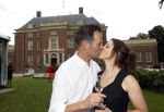 Zeist 8 juli 2021
Bas Nijhuis vraagt zijn vriendin Chantal ten huwelijk. Chantal kwam met een helicopter naar slot Zeist gevlogen. Wolter Kroes zong ze toe.