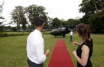 Zeist 8 juli 2021
Bas Nijhuis vraagt zijn vriendin Chantal ten huwelijk. Chantal kwam met een helicopter naar slot Zeist gevlogen. Wolter Kroes zong ze toe.