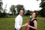 Zeist 8 juli 2021
Bas Nijhuis vraagt zijn vriendin Chantal ten huwelijk. Chantal kwam met een helicopter naar slot Zeist gevlogen. Wolter Kroes zong ze toe.