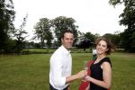 Zeist 8 juli 2021
Bas Nijhuis vraagt zijn vriendin Chantal ten huwelijk. Chantal kwam met een helicopter naar slot Zeist gevlogen. Wolter Kroes zong ze toe.