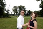 Zeist 8 juli 2021
Bas Nijhuis vraagt zijn vriendin Chantal ten huwelijk. Chantal kwam met een helicopter naar slot Zeist gevlogen. Wolter Kroes zong ze toe.