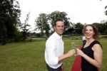 Zeist 8 juli 2021
Bas Nijhuis vraagt zijn vriendin Chantal ten huwelijk. Chantal kwam met een helicopter naar slot Zeist gevlogen. Wolter Kroes zong ze toe.