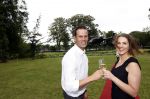 Zeist 8 juli 2021
Bas Nijhuis vraagt zijn vriendin Chantal ten huwelijk. Chantal kwam met een helicopter naar slot Zeist gevlogen. Wolter Kroes zong ze toe.