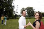 Zeist 8 juli 2021
Bas Nijhuis vraagt zijn vriendin Chantal ten huwelijk. Chantal kwam met een helicopter naar slot Zeist gevlogen. Wolter Kroes zong ze toe.
