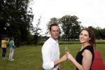 Zeist 8 juli 2021
Bas Nijhuis vraagt zijn vriendin Chantal ten huwelijk. Chantal kwam met een helicopter naar slot Zeist gevlogen. Wolter Kroes zong ze toe.