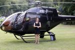 Zeist 8 juli 2021
Bas Nijhuis vraagt zijn vriendin Chantal ten huwelijk. Chantal kwam met een helicopter naar slot Zeist gevlogen. Wolter Kroes zong ze toe.