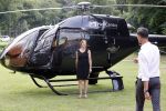 Zeist 8 juli 2021
Bas Nijhuis vraagt zijn vriendin Chantal ten huwelijk. Chantal kwam met een helicopter naar slot Zeist gevlogen. Wolter Kroes zong ze toe.