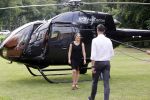 Zeist 8 juli 2021
Bas Nijhuis vraagt zijn vriendin Chantal ten huwelijk. Chantal kwam met een helicopter naar slot Zeist gevlogen. Wolter Kroes zong ze toe.