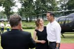 Zeist 8 juli 2021
Bas Nijhuis vraagt zijn vriendin Chantal ten huwelijk. Chantal kwam met een helicopter naar slot Zeist gevlogen. Wolter Kroes zong ze toe.