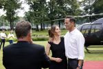 Zeist 8 juli 2021
Bas Nijhuis vraagt zijn vriendin Chantal ten huwelijk. Chantal kwam met een helicopter naar slot Zeist gevlogen. Wolter Kroes zong ze toe.