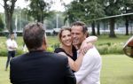 Zeist 8 juli 2021
Bas Nijhuis vraagt zijn vriendin Chantal ten huwelijk. Chantal kwam met een helicopter naar slot Zeist gevlogen. Wolter Kroes zong ze toe.