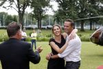 Zeist 8 juli 2021
Bas Nijhuis vraagt zijn vriendin Chantal ten huwelijk. Chantal kwam met een helicopter naar slot Zeist gevlogen. Wolter Kroes zong ze toe.