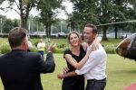 Zeist 8 juli 2021
Bas Nijhuis vraagt zijn vriendin Chantal ten huwelijk. Chantal kwam met een helicopter naar slot Zeist gevlogen. Wolter Kroes zong ze toe.