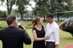 Zeist 8 juli 2021
Bas Nijhuis vraagt zijn vriendin Chantal ten huwelijk. Chantal kwam met een helicopter naar slot Zeist gevlogen. Wolter Kroes zong ze toe.